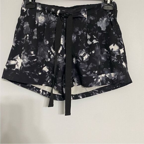 Lululemon Cuffed Shorts Women Size 4 - Picture 3 of 10